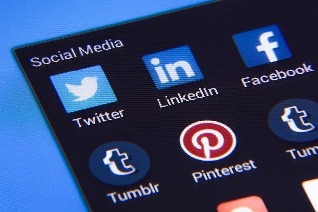 Social media alkalmazások ikonjai a telefonon kijelzőjén.
